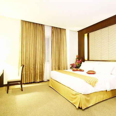 Plaza Inn Kendari Exterior foto