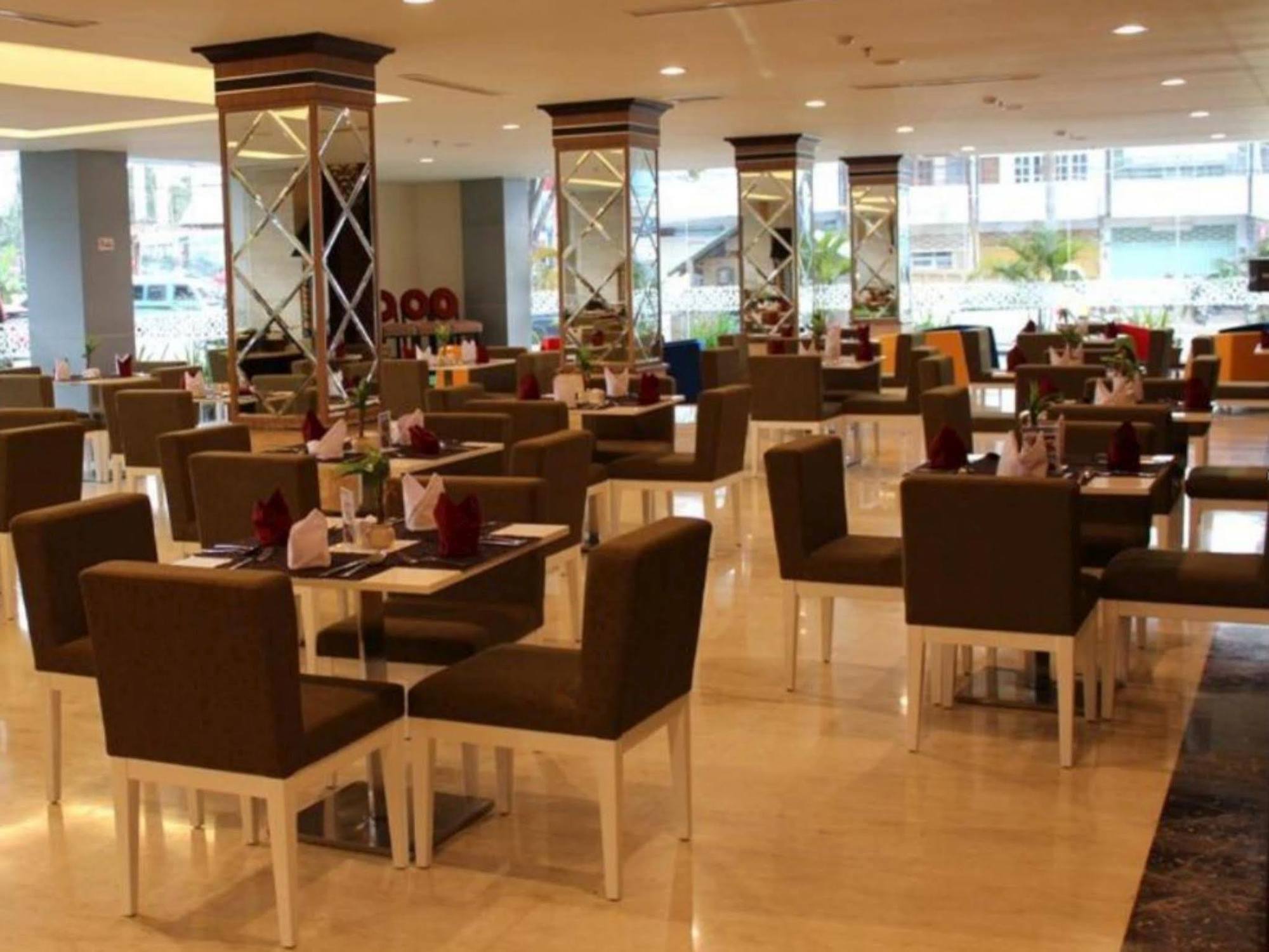 Plaza Inn Kendari Exterior foto