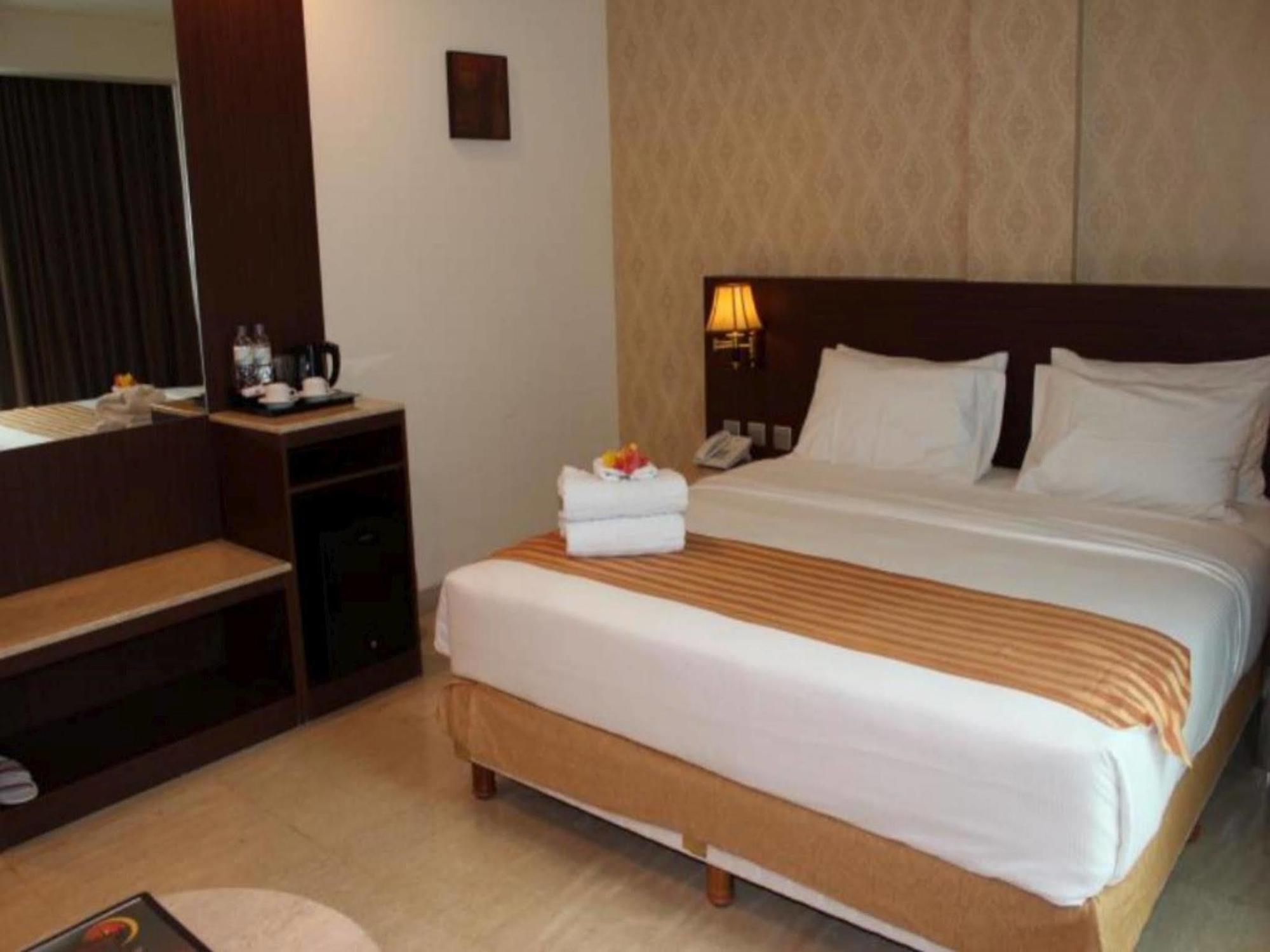 Plaza Inn Kendari Exterior foto